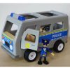 Drevený väzenský transportér s policajtom
