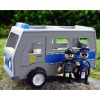 Drevený väzenský transportér s policajtom