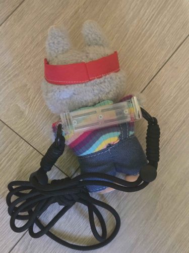 Popruh na krk na telefón s postavičkou Labubu v oblečení