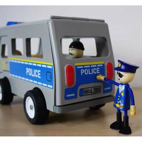 Drevený väzenský transportér s policajtom