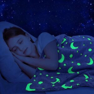 Svietiaca deka s motívom hviezd a mesiaca 127 × 152 cm – svietiaca v tme