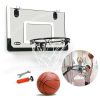 Basketbalový kôš s loptou a pumpou