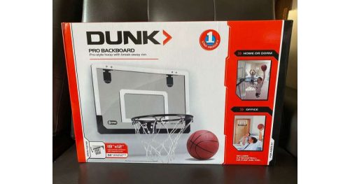 Basketbalový kôš s loptou a pumpou