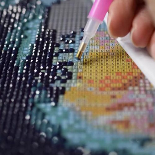 Diamantová mozaika – Dievča na ružovom pozadí s žmurkajúcou tvárou